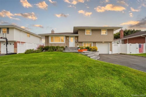 16 Spector Ln, Plainview, NY, 11803-4833 | Card Image