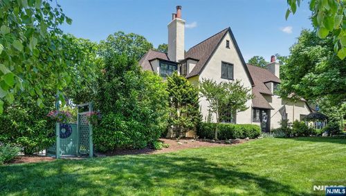 230 Satterthwaite Ave, Nutley, NJ, 07110-1831 | Card Image