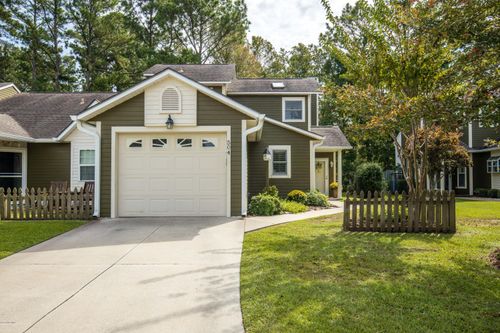 504 Cedarwood Vlg, Morehead City, NC, 28557-8411 | Card Image
