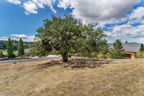 4359 Vista Pointe Dr, Medford, OR, 97504-9452 | Card Image