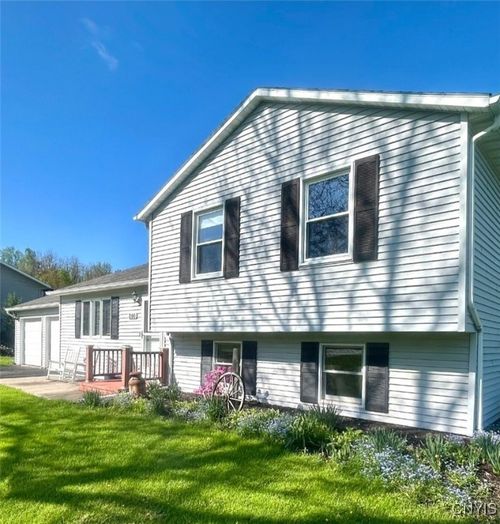 240 Rosewood Cir, Canastota, NY, 13032-1500 | Card Image