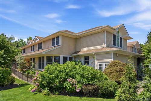 323 Baltustrol Cir, Roslyn, NY, 11576-3056 | Card Image