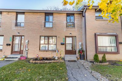 60 Fleetwood Cres, Condo with 3 bedrooms, 2 bathrooms and 1 parking in Brampton ON | Image 2