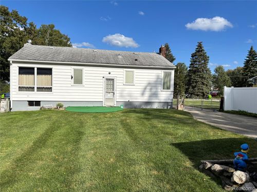 304 S Lemen St, Fenton, MI, 48430-2307 | Card Image