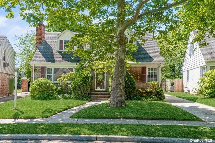 Devonshire Dr, New Hyde Park, NY 11040
