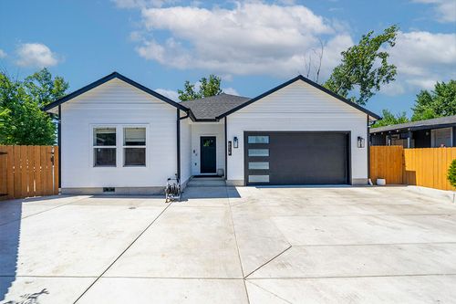 8219 Barbur St, White City, OR, 97503-1291 | Card Image