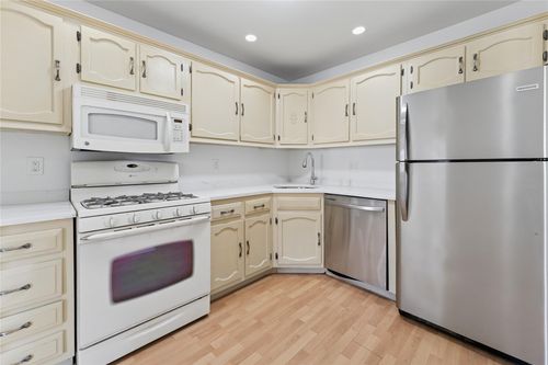 109 Doxbury Ln, Suffern, NY, 10901-7245 | Card Image
