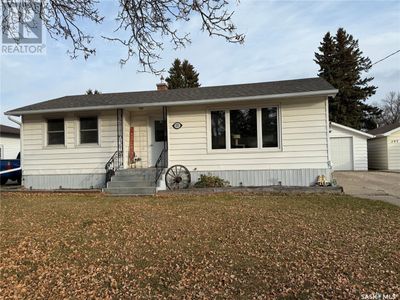 251 5 Th Ave N, House other with 3 bedrooms, 2 bathrooms and null parking in Yorkton SK | Image 2