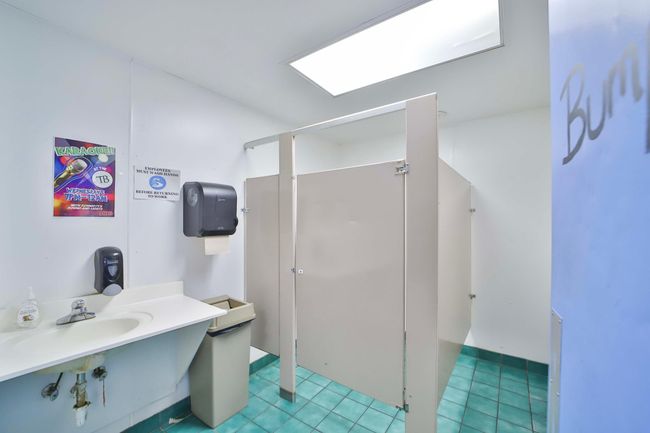 Main Level Bathroom 1 | Image 15