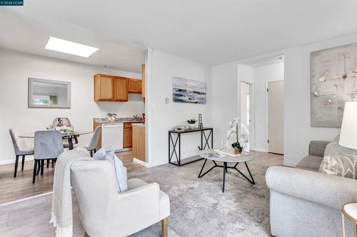 952 Mission Rd, South San Francisco, CA, 94080-3270 | Card Image