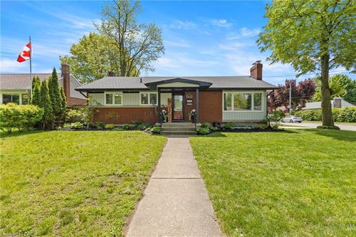 6478 Russell St, Niagara Falls, ON, L2J1P5 | Card Image