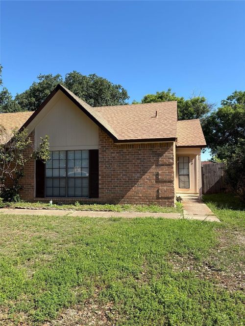 658 Stonehenge Dr, Grand Prairie, TX, 75052-5652 | Card Image