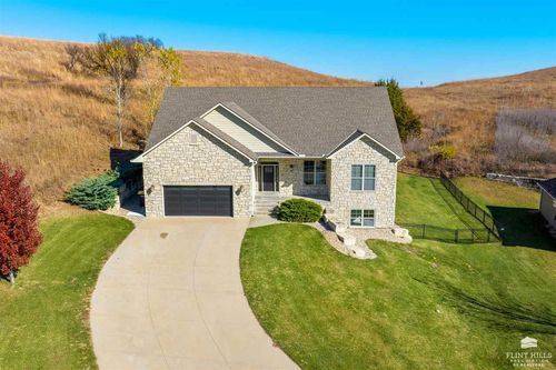 2932 Tobacco Rd, Manhattan, KS, 66503-8839 | Card Image