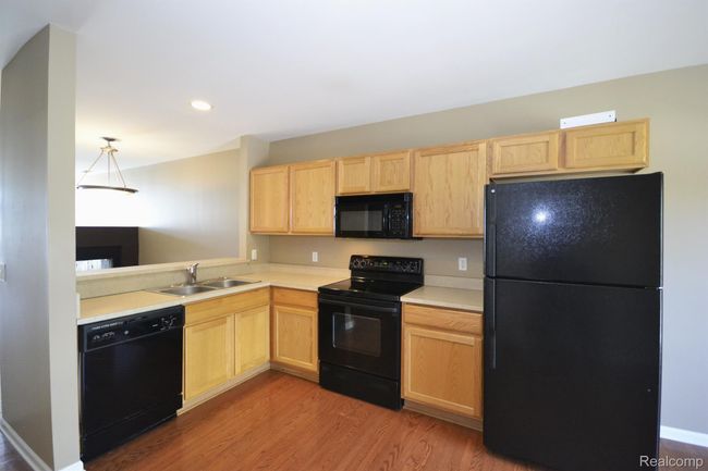 1570 Devon Ln, Condo with 2 bedrooms, 3 bathrooms and null parking in Troy MI | Image 4