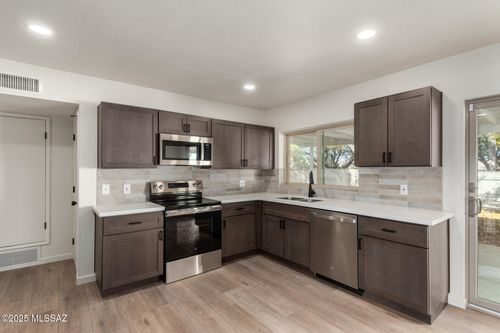 2950 W Calle Pajarito, Tucson, AZ, 85746-6214 | Card Image