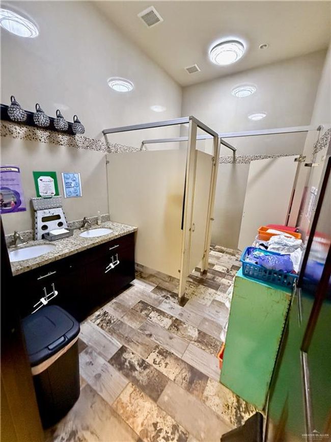 425 W Expressway 83, Home with 0 bedrooms, 0 bathrooms and 24 parking in Sullivan City TX | Image 15