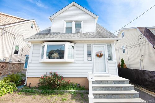 38 Emmett Ter, New Rochelle, NY, 10805-1202 | Card Image