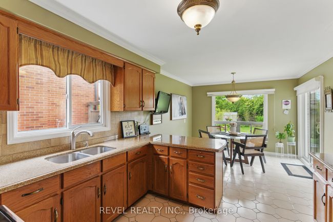 1076 Roxborough Dr, House other with 4 bedrooms, 3 bathrooms and 2 parking in Oakville ON | Image 11