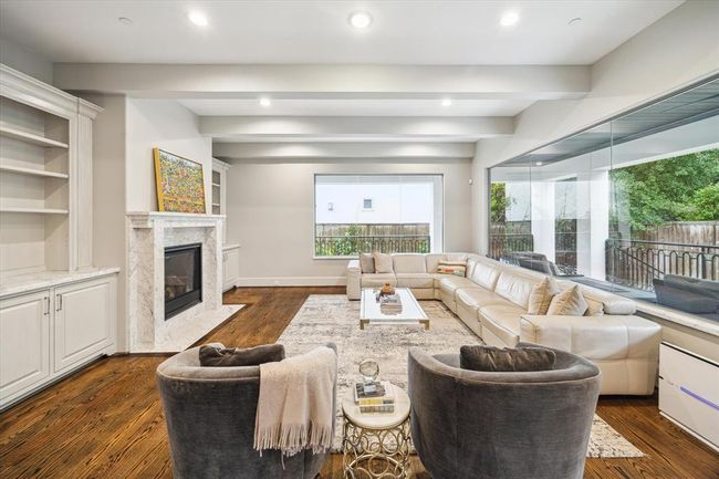 8304 Maple Ct, House other with 5 bedrooms, 5 bathrooms and 2 parking in Bellaire TX | Image 15