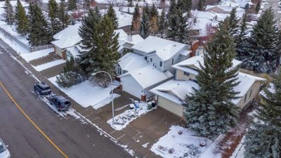 669 Hawkwood Blvd Nw, House other with 3 bedrooms, 3 bathrooms and 4 parking in Calgary AB | Image 2