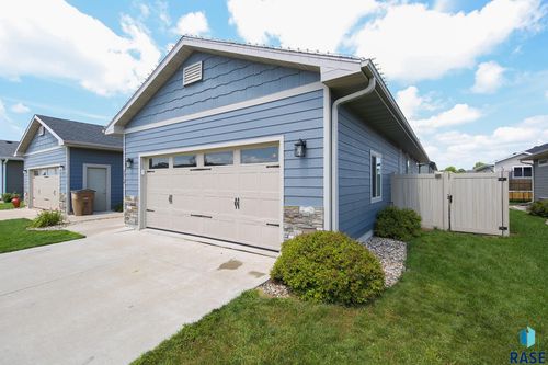 2714 E Sunburst Dr, Brandon, SD, 57005-6715 | Card Image