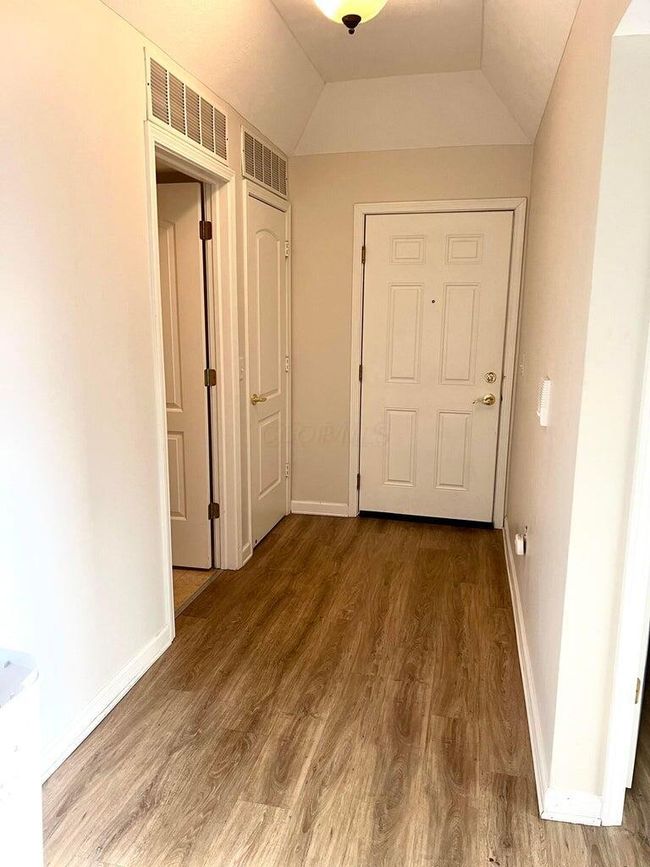 8061 Cranes Crossing Dr, Condo with 2 bedrooms, 2 bathrooms and null parking in Lewis Center OH | Image 6
