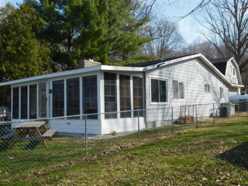 124 Peterson Dr, Gobles, MI, 49055-9704 | Card Image