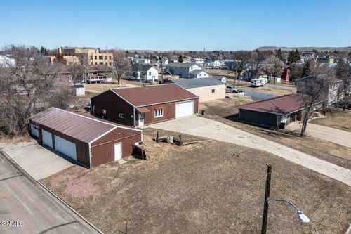 412 W Sampson Ave, Linton, ND, 58552-7243 | Card Image