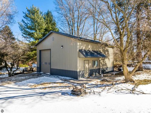 439 9th St, Manistee, MI, 49660-2077 | Card Image