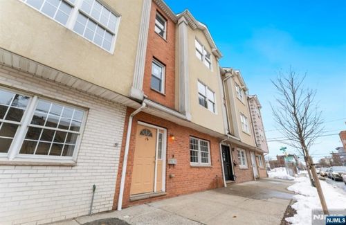 18 E Kinney St, Newark, NJ, 07102-3583 | Card Image