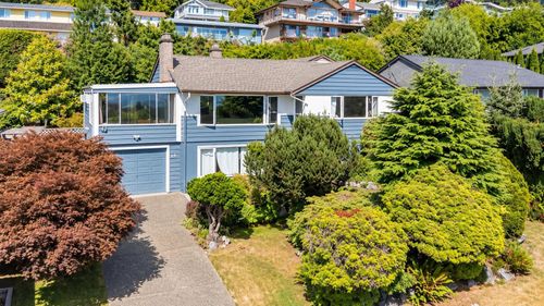 674 Blueridge Ave, North Vancouver, BC, V7R2J3 | Card Image