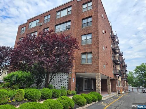 275 Hoym St, Fort Lee, NJ, 07024-5646 | Card Image