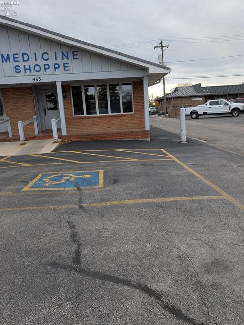 465 W Perry St, Tiffin, OH, 44883-1958 | Card Image