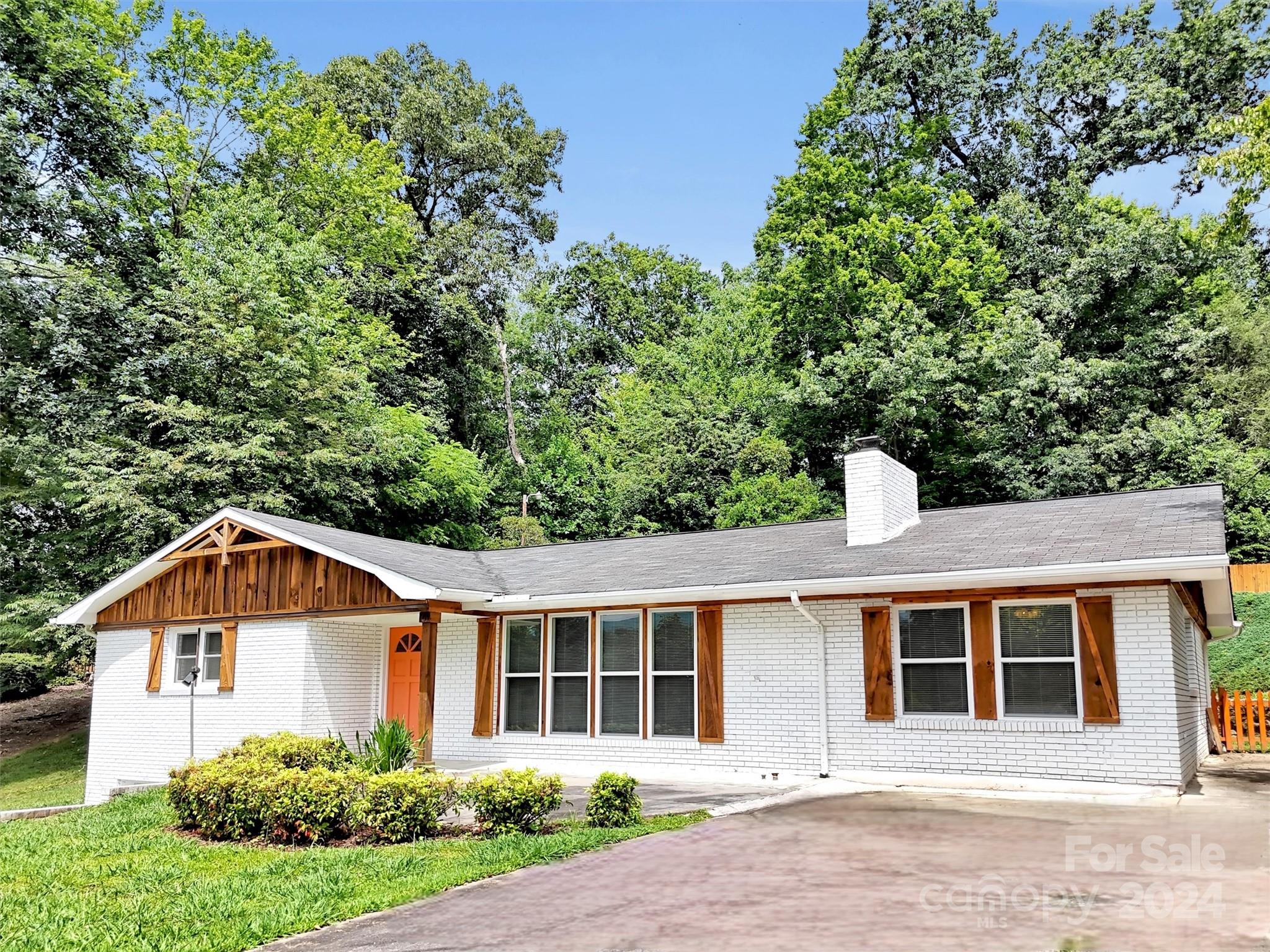 Rolling Green Dr, Waynesville, NC 28786