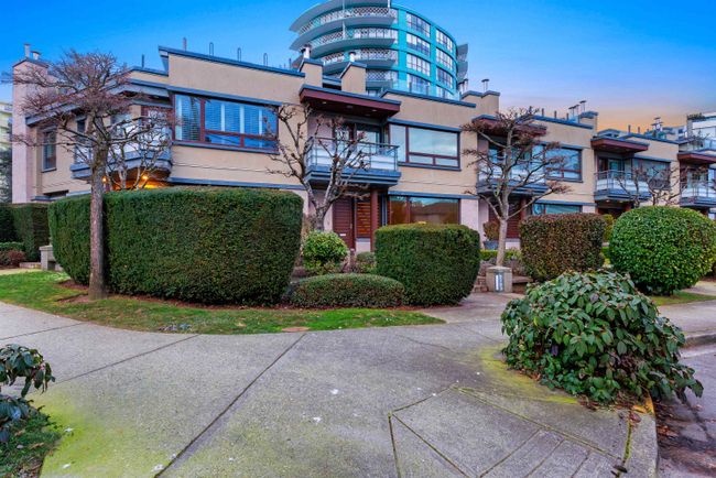 2189 Argyle Avenue, Townhouse with 3 bedrooms, 2 bathrooms and 2 parking in West Vancouver BC | Image 2