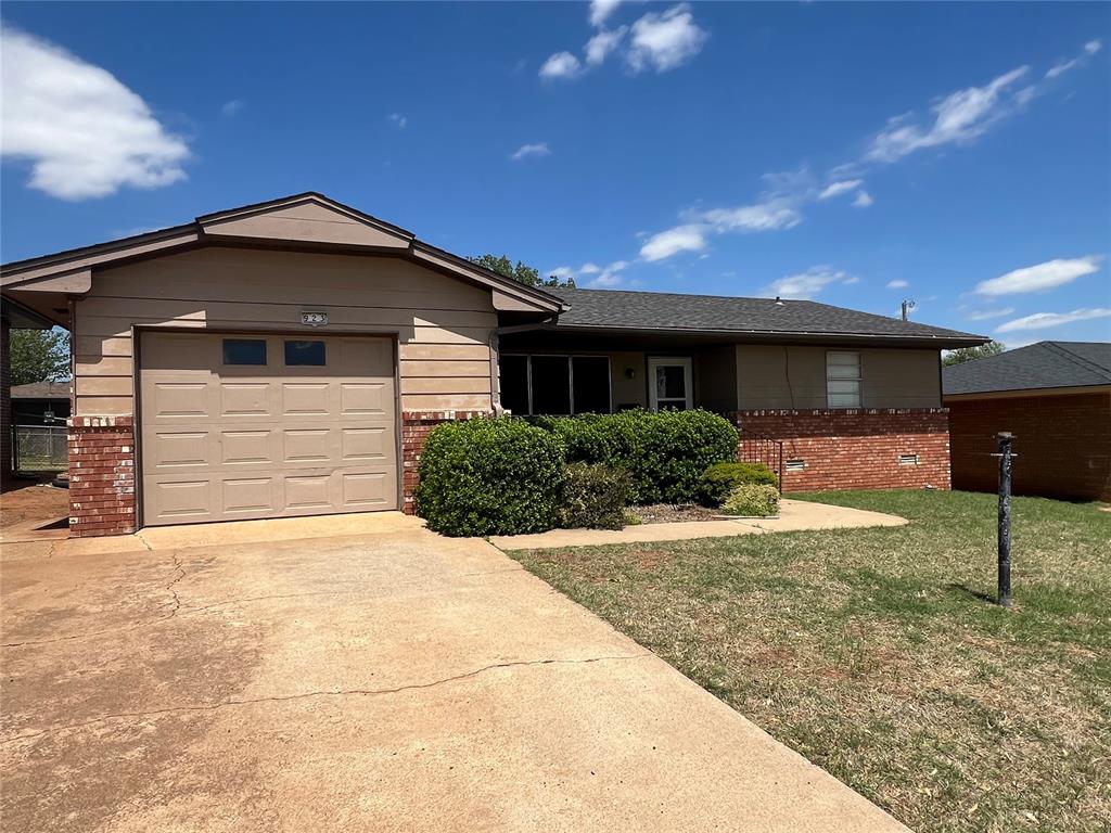 Daniel St, Weatherford, OK 73096