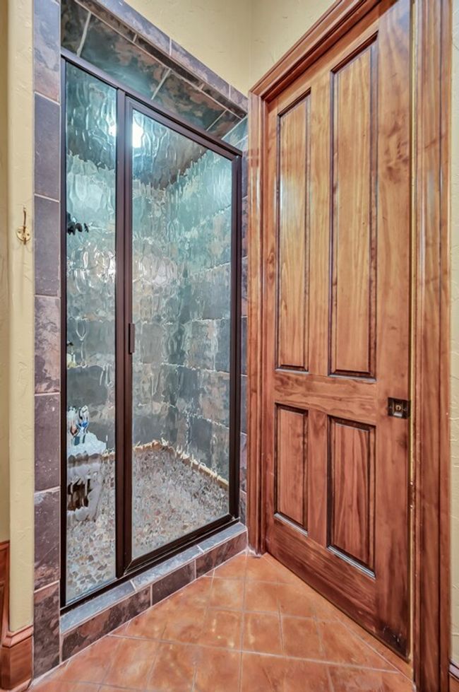 565 Lost Hunters Cyn, House other with 5 bedrooms, 5 bathrooms and 3 parking in China Spring TX | Image 32