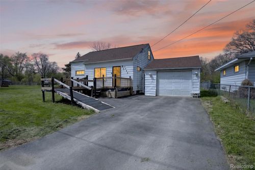 3095 Maywood Dr, Flint, MI, 48504-1862 | Card Image