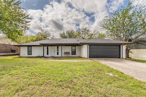 6704 Greenacres Dr, North Richland Hills, TX, 76182-7603 | Card Image