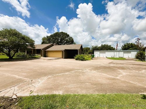 1001 S B St, Henryetta, OK, 74437-5805 | Card Image