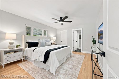 17945 Breezeway, Fraser, MI, 48026-2472 | Card Image
