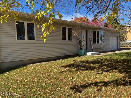 1606 Haroldson Ln, Menoken, ND, 58558-5008 | Card Image