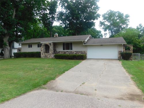 2310 Dexter Rd, Auburn Hills, MI, 48326-2308 | Card Image