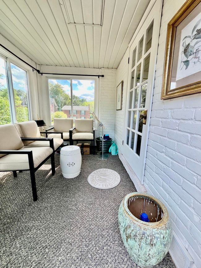 Upper level sunporch | Image 25