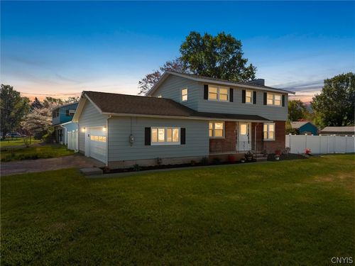 7586 Daphne Dr, Syracuse, NY, 13212-1032 | Card Image