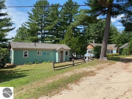 858 Rennie Lake Rd, Traverse City, MI, 49696-9403 | Card Image