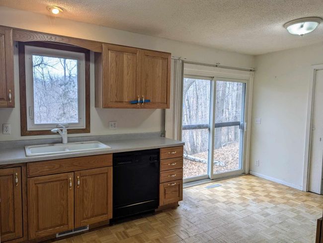Kitchen - all appliances stay | Image 7