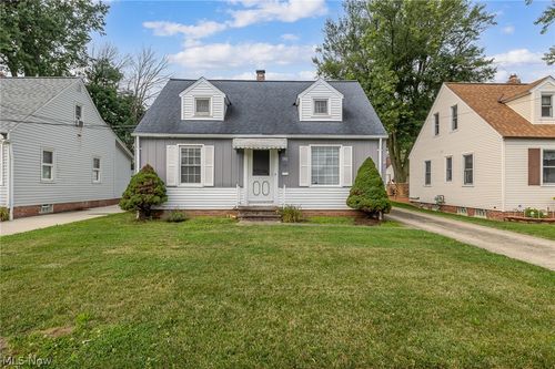424 E 326th St, Willowick, OH, 44095-3318 | Card Image