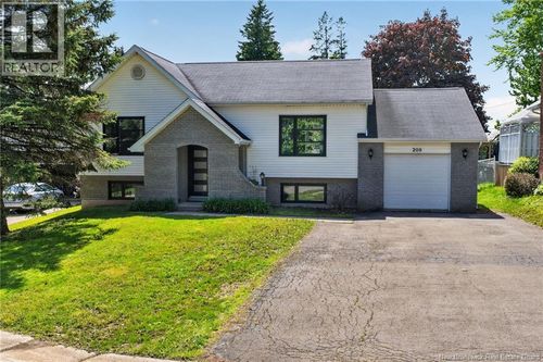 208 Columbus Ave, Moncton, NB, E1A5L3 | Card Image