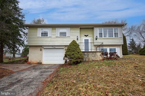390 Lincolnway Dr, YORK, PA, 17408-6027 | Card Image